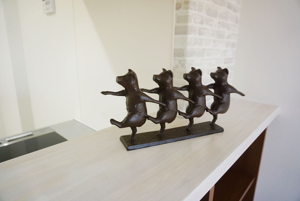 輸入雑貨・4匹のダンスするブタ 置物