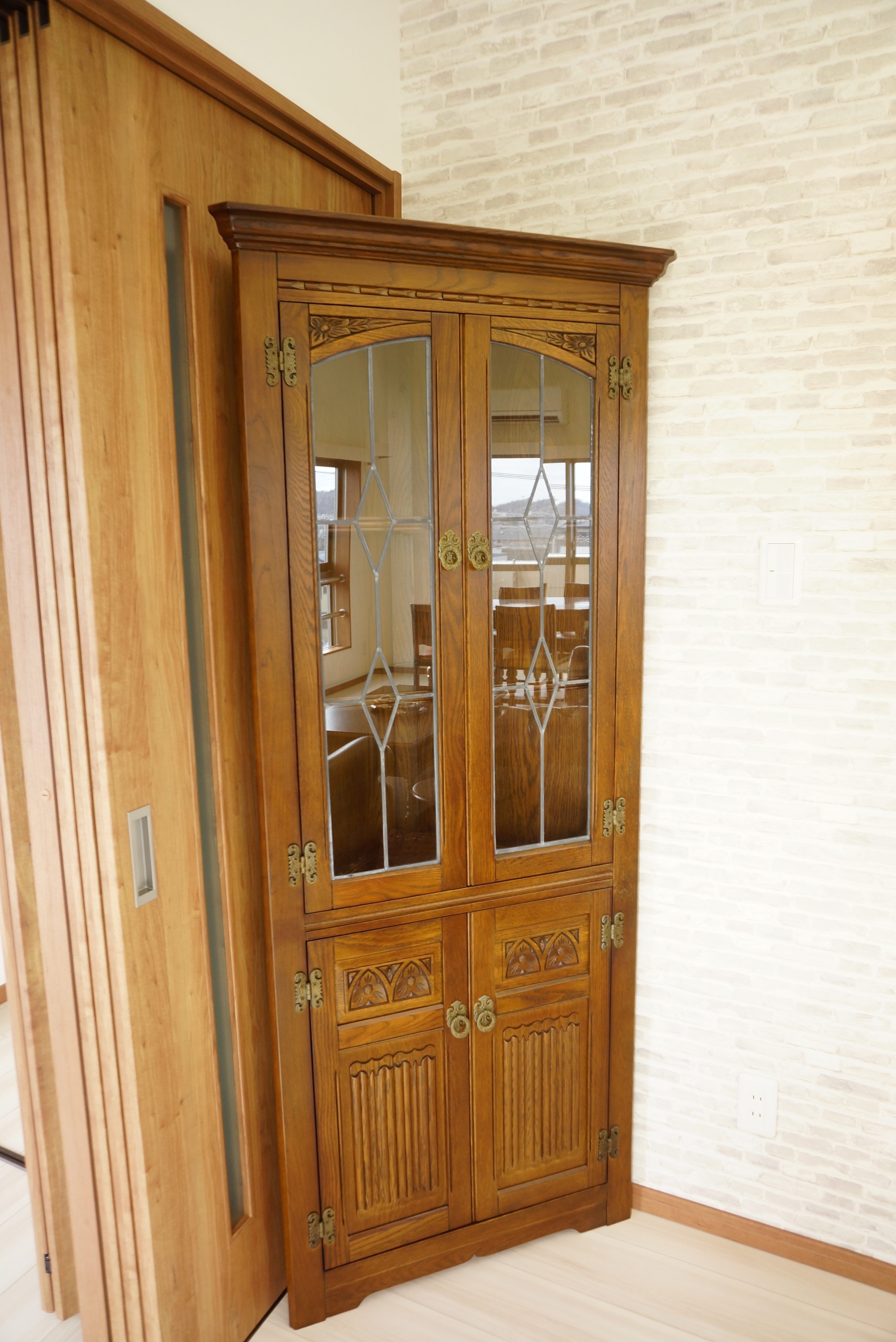 オールドチャーム・コーナーキャビネット