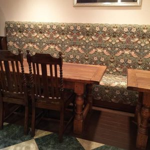 レストランのベンチシート・ウィリアムモリス