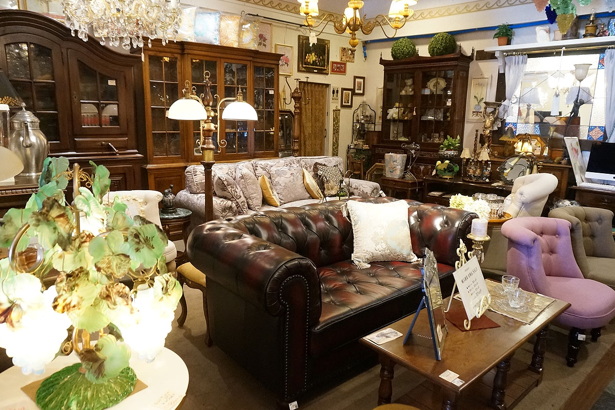 ソファと輸入家具の展示